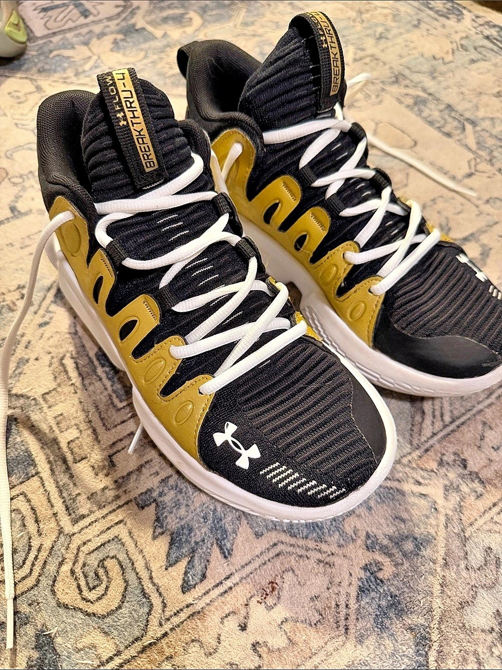 Under Armour Spawn 5 girls Athletic Shoes US 8 D